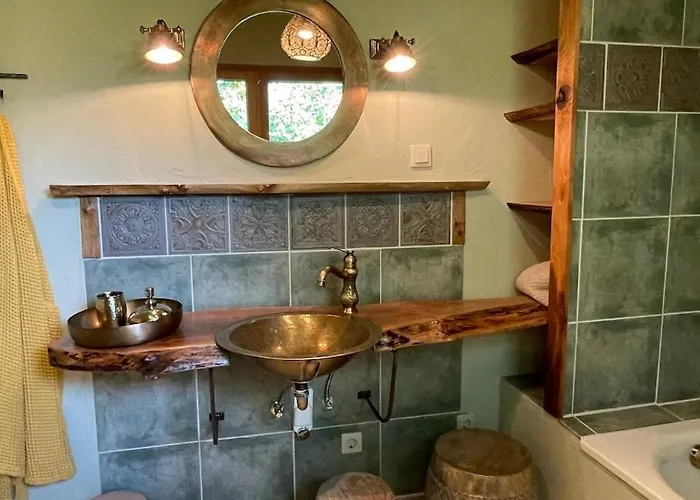 Rosen-holz, Ruhe Und Entspannung Im Dorf Niederdorla